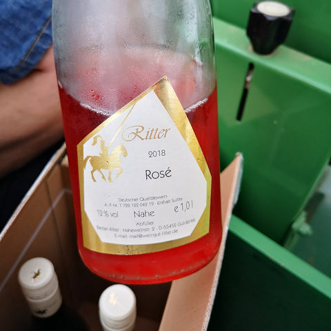 Eine Flasche Rosé vom Weingut Ritter