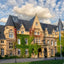Schloss Halberg in Saarbrücken mit efeubewachsener Sandsteinfassade