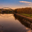 Die Saar bei Saarlouis im Abendlicht, im Hintergrund eine Brücke