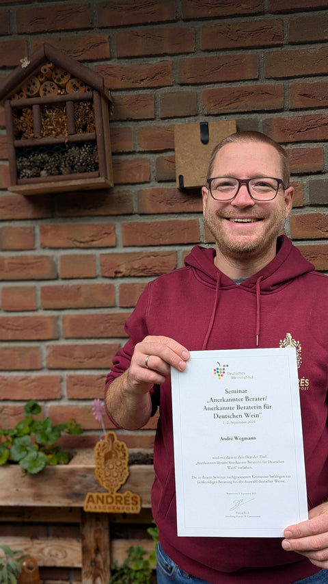 André Wegmann mit dem Zertifikat als anerkannter Berater für deutschen Wein (DWI) - Andrés Flaschenpost
