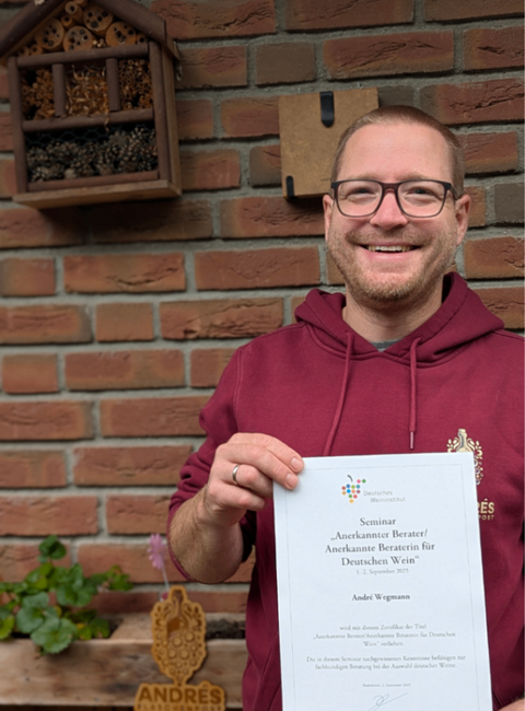 André Wegmann mit dem Zertifikat als anerkannter Berater für deutschen Wein (DWI) - Andrés Flaschenpost