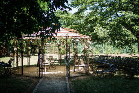 Ein Hochzeitspavillon in einem Garten - Andrés Flaschenpost