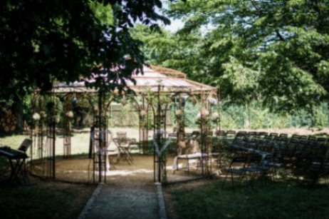 Ein festlich dekoriertes Pavillon für eine Hochzeit