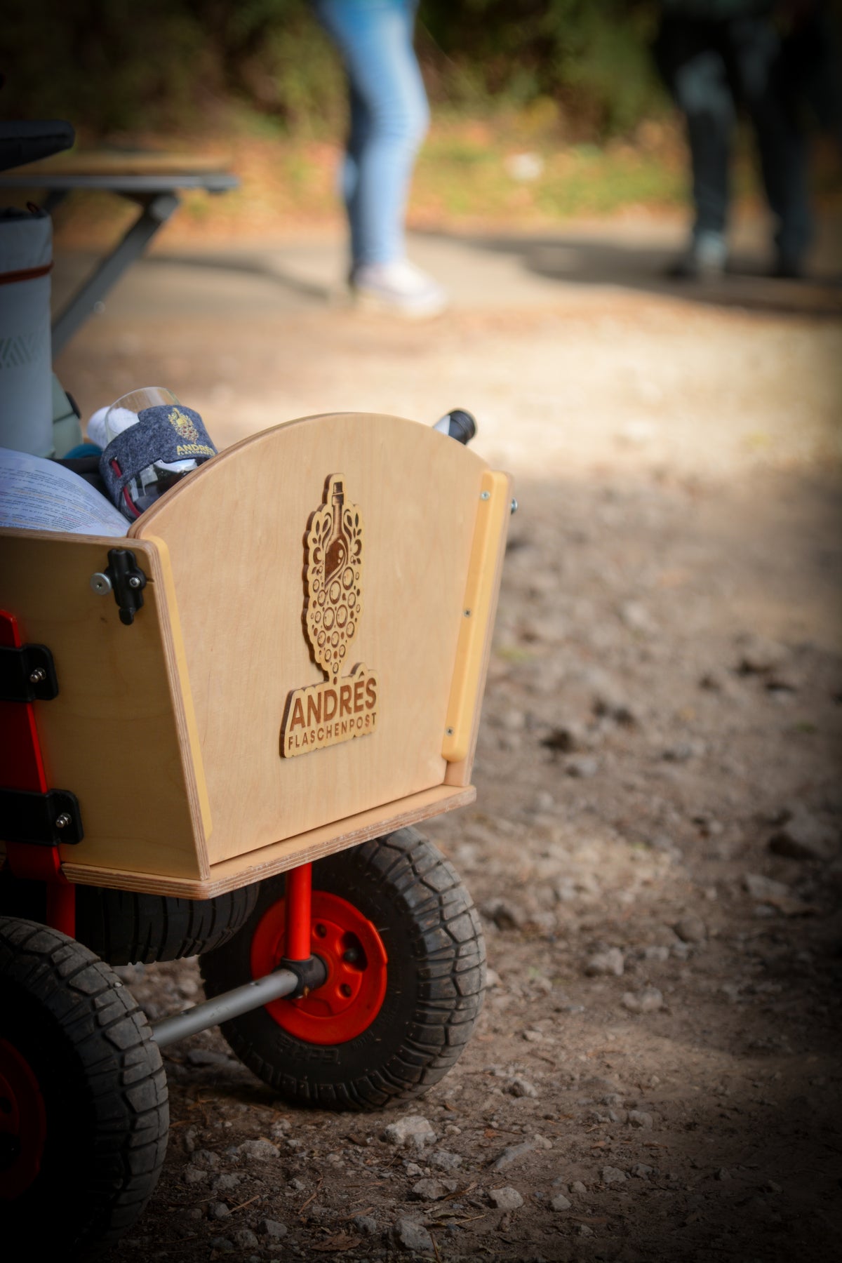Bollerwagen von Andrés Flaschenpost auf einem Waldweg