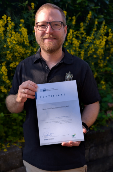 André Wegmann von Andrés Flaschenpost mit seinem Zertfiikat als IHK Wein- und Genussexperte