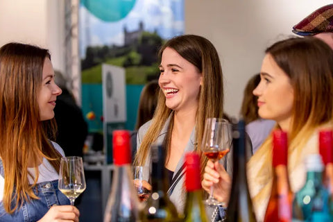 Besucherinnen auf einem Weinfest