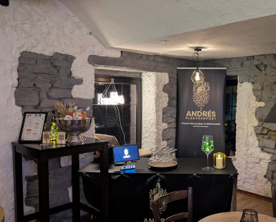 Eine schön dekorierte Weinbar von Andrés Flaschenpost