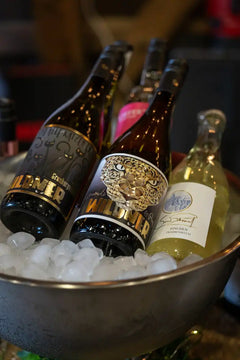 Sekt- und Weinflaschen im Eiskübel an der Weinbar
