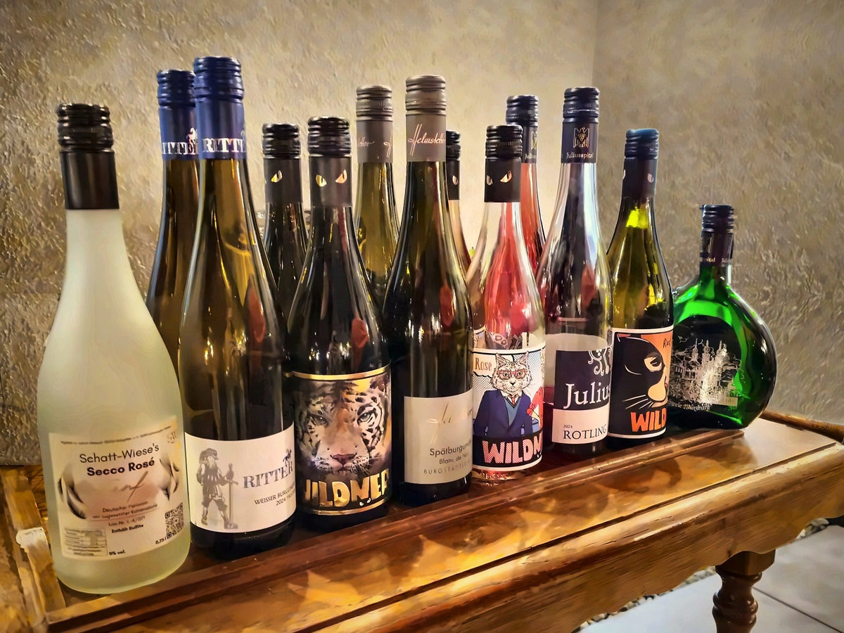 Deutsche Weine für die Weinprobe, aufgereiht auf einem Holzwagen