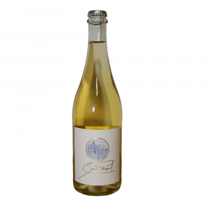 Flasche mit hellem Getränk, skandinavischer Stil