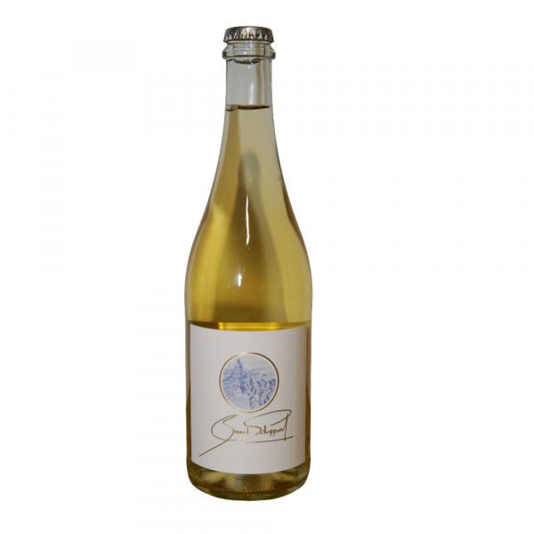 Flasche mit hellem Getränk, skandinavischer Stil