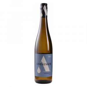 Flasche Chardonnaywein mit elegantem Design.