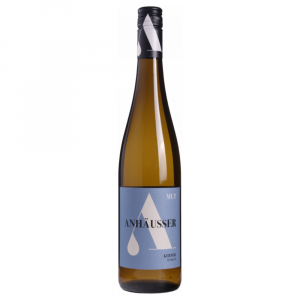 Flasche Kerner Wein mit modernem Etikett
