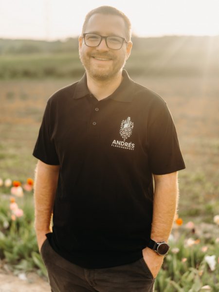 Lächelnder Mann im Feld bei Sonnenuntergang